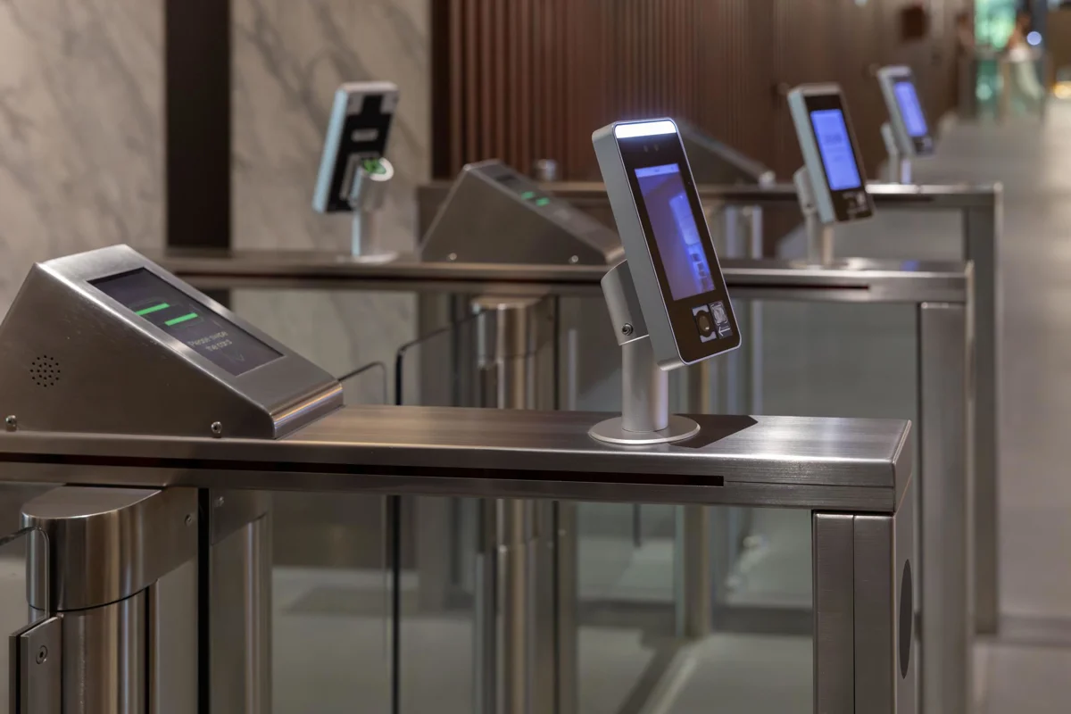 เครื่องสแกนใบหน้ากับระบบ Access Control ดีกว่าแบบไหน